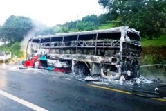 Xe khách cháy rụi, hàng chục người la hét kêu cứu