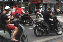 Cảnh báo từ CSGT: Lái xe mải chơi Pokemon Go dễ xảy tai nạn