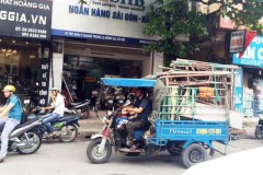 Hà Nội bất lực với xe 3 bánh ngông nghênh giữa đường phố