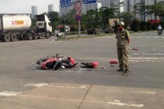 Xe máy đâm ô tô, 1 người nguy kịch