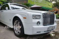 Sài Gòn: Rolls-Royce Phantom trắng đứng "trầm ngâm" trên phố