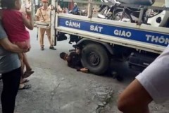 Hà Nam: Bị CSGT xử lý vi phạm, nam thanh niên ôm bánh xe ô tô ăn vạ