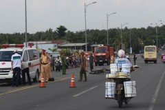 Xe cứu thương tông xe máy trên cầu Hàm Luông, 1 người bị xe buýt cán tử vong
