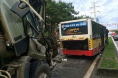 Hà Nội: Xe bồn trộn bê tông đâm xe buýt, nhiều hành khách trên xe bị va đập, hoảng sợ