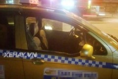 Hà Nội: CSGT kịp thời ngăn cản phụ xe ô tô tải hành hung lái xe taxi trên đường