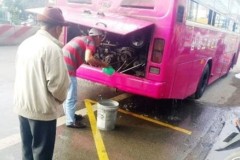 Chen lấn thoát khỏi ô tô khách bốc cháy, 2 cụ bà bị thương