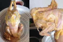 Hết bát canh cua nguyên con, bây giờ lại xuất hiện vặt lông gà đến trơ cả xương