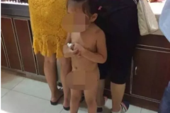 Mẹ mặc đồ sành điệu đưa con gái trần truồng đi mua sắm bị dân mạng ném đá kịch liệt
