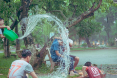 6 chàng sinh viên dầm mưa với bộ ảnh kỷ yếu 'trở về tuổi thơ' gây sốt mạng