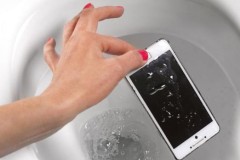 Bị… kẹt trong bể phốt toilet vì cố cứu điện thoại cho bạn