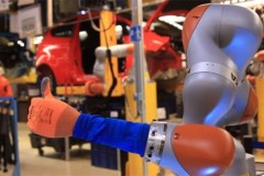 Cánh tay robot của Ford vừa biết ráp xe hơi vừa biết pha cà phê