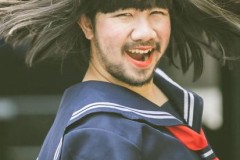 Chàng béo râu rậm kiêu sa khi khoác lên mình bộ đồng phục nữ sinh