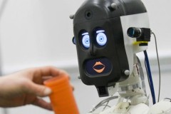 Con người phải nói dối với robot vì sợ nó buồn