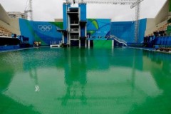 Đã tìm ra lý do vì sao bể bơi Olympic chuyển thành màu xanh chỉ sau 1 đêm