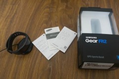 Đập hộp Samsung Gear Fit2: nhỏ nhưng có võ