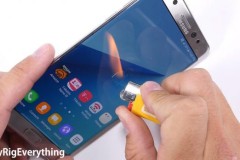 Ấn tượng về độ cứng của Samsung Galaxy Note 7 khi bị tra tấn bởi dao, lửa và bẻ cong