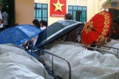Giật mình bệnh viện ở thủ đô để bệnh nhân nằm la liệt đội mưa, che ô chờ phẫu thuật