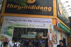 Hàng trăm người xếp hàng sẵn sàng nhận những chiếc OPPO F1s