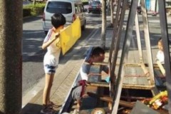 Hình ảnh cô bé đứng nhiều giờ liền để che nắng cho cha