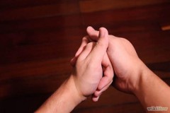 Lý giải tiếng kêu khi bẻ khớp đốt ngón tay