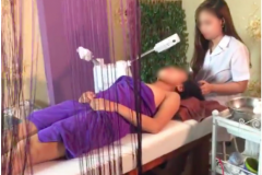 Một cô gái bị lộ vòng 1 khi đang livestream quảng cáo cho cửa tiệm spa ở Hà Nội