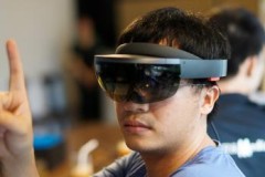 Ngoài CPU, HoloLens còn có bộ xử lý riêng 24 nhân với RAM 1GB để xử lý dữ liệu môi trường