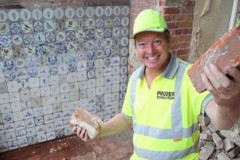 Người công nhân dỡ nhà, phát hiện kho báu ngay trên bức tường định đập