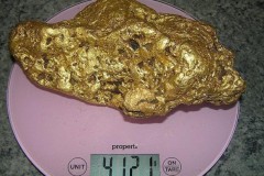 Người đàn ông Australia đào được khối vàng 4kg