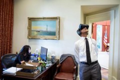 Obama - Tổng thống Mỹ đầu tiên dùng kính thực tế ảo