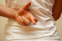 Phản ứng cơ thể tố cáo một người đang nói dối