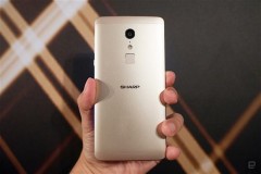 Sharp Z2 ra mắt: thiết kế kim loại, 4GB RAM, Helio X20, giá 300$