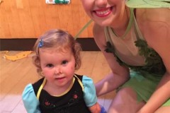 Tình bạn đặc biệt của bé "chim cánh cụt" và người bạn giống hệt mình