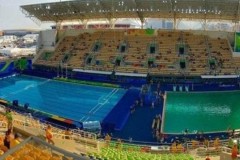 Vì sao bể bơi Olympic Rio 2016 chuyển màu sau một đêm?