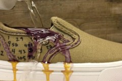 Video: Chuyện gì sẽ xảy ra nếu bạn "tạt axit" vào giày của mình?