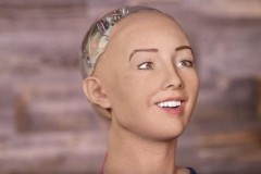 Video: Cuộc trò chuyện với Robot Sophia và đáp án khiến chúng ta giật mình