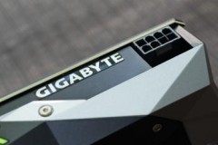 Với khe PCI Express 4.0 16x, card màn hình sẽ không cần nguồn phụ nữa