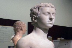 Bức tượng 1,8 triệu USD bỏ quên trong nhà kho cũ