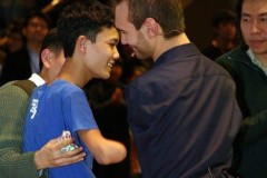 Cao thủ chơi game mobile chỉ bằng...một bàn chân