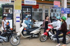 Người tiêu dùng "gánh" thêm tiền thuế xăng dầu