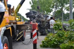 Xe bồn húc đổ 2 cây xà cừ, lao xuống rạch