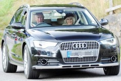 Xe của thái tử Anh hỏng nặng vì tông vào hươu