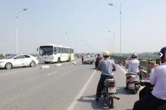 Tại nạn liên hoàn nghiêm trọng trên cầu Vĩnh Tuy, xe ô tô con đâm 4 xe máy