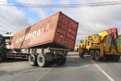 Xe container tông xe khách khiến 2 người chết, 14 người bị thương
