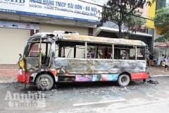 Xe buýt đang đi bỗng bốc cháy dữ dội