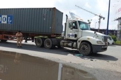 Văng xa hơn 5m khi va chạm xe container, nam thanh niên tử vong