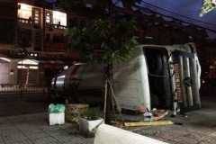 Xe bồn húc dải phân cách lật ngang đường, giao thông ách tắc