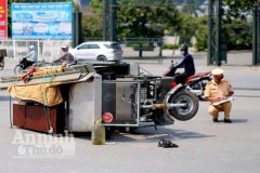 Xe ba bánh chở cồng kềnh đâm xe đạp điện khiến nữ sinh bị thương nặng