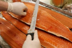 Cá hồi nuôi là thực phẩm độc hại nhất thế giới?