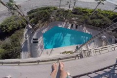 Chàng trai nhảy từ tầng 5 xuống khiến mọi người tưởng anh tự tử, vài giây sau thật bất ngờ