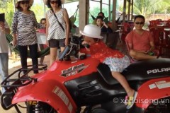 Clip bé 3 tuổi chạy xe địa hình ATV gây “sốc” ở Phan Thiết